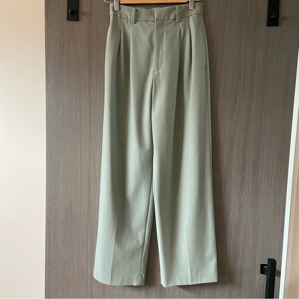 Uniqlo Women’s Mint Green Pants